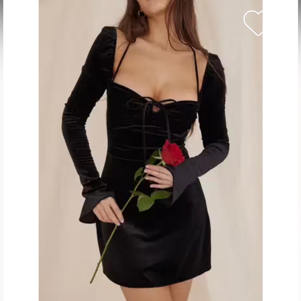 House of CB
BABYDOLL
Black Velvet Halter Mini Dress
